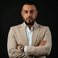 انا الاسست المسرح