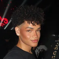 Ela sobe morro desce morro