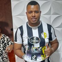 ozeias_segura_meu_galao