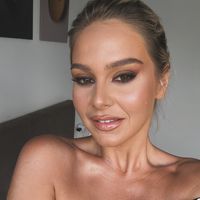 Cinci barbati la o femeie