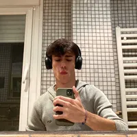 dua lipa sacándose punta